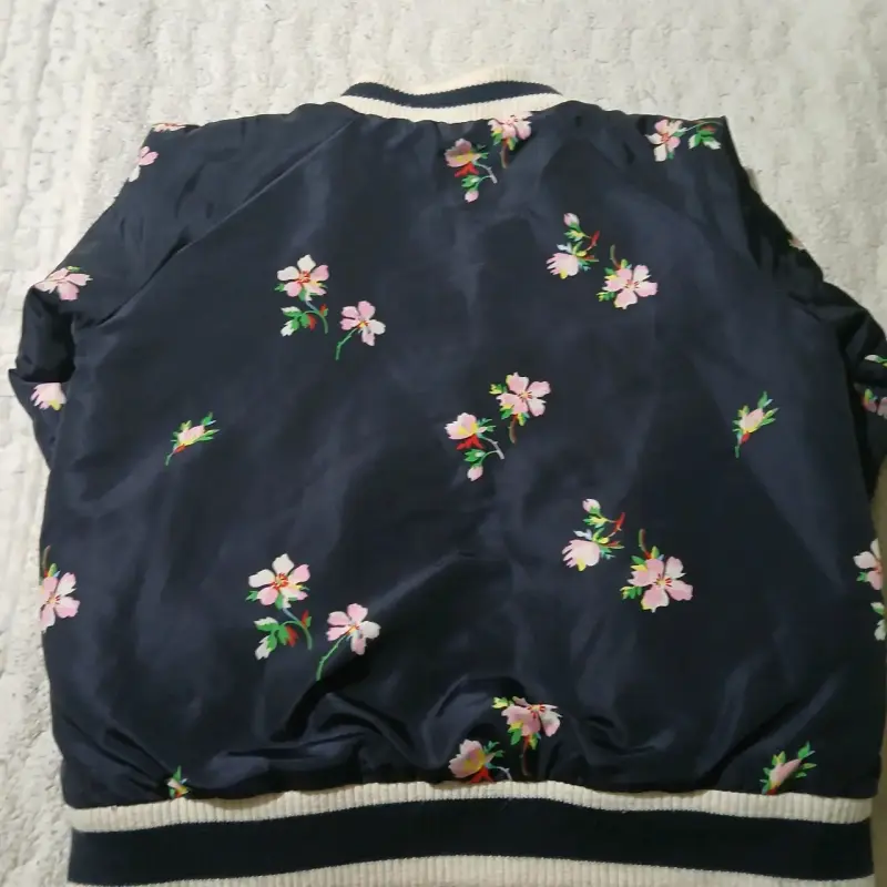 Chaqueta bomber azul con flores para mujer - 4