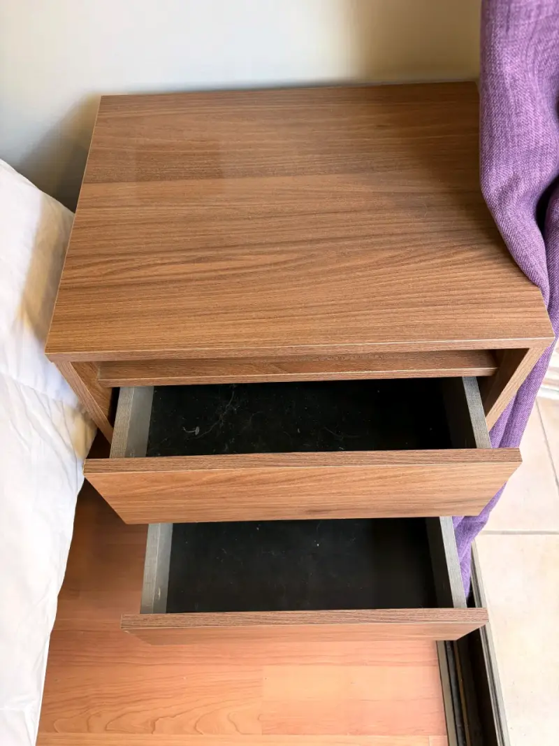 2 Veladores madera con dos cajones marca MEDULAR - 1