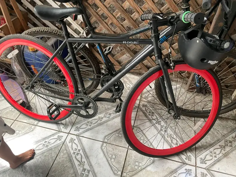 Bicicleta urbana P3 Cycles con llantas rojas