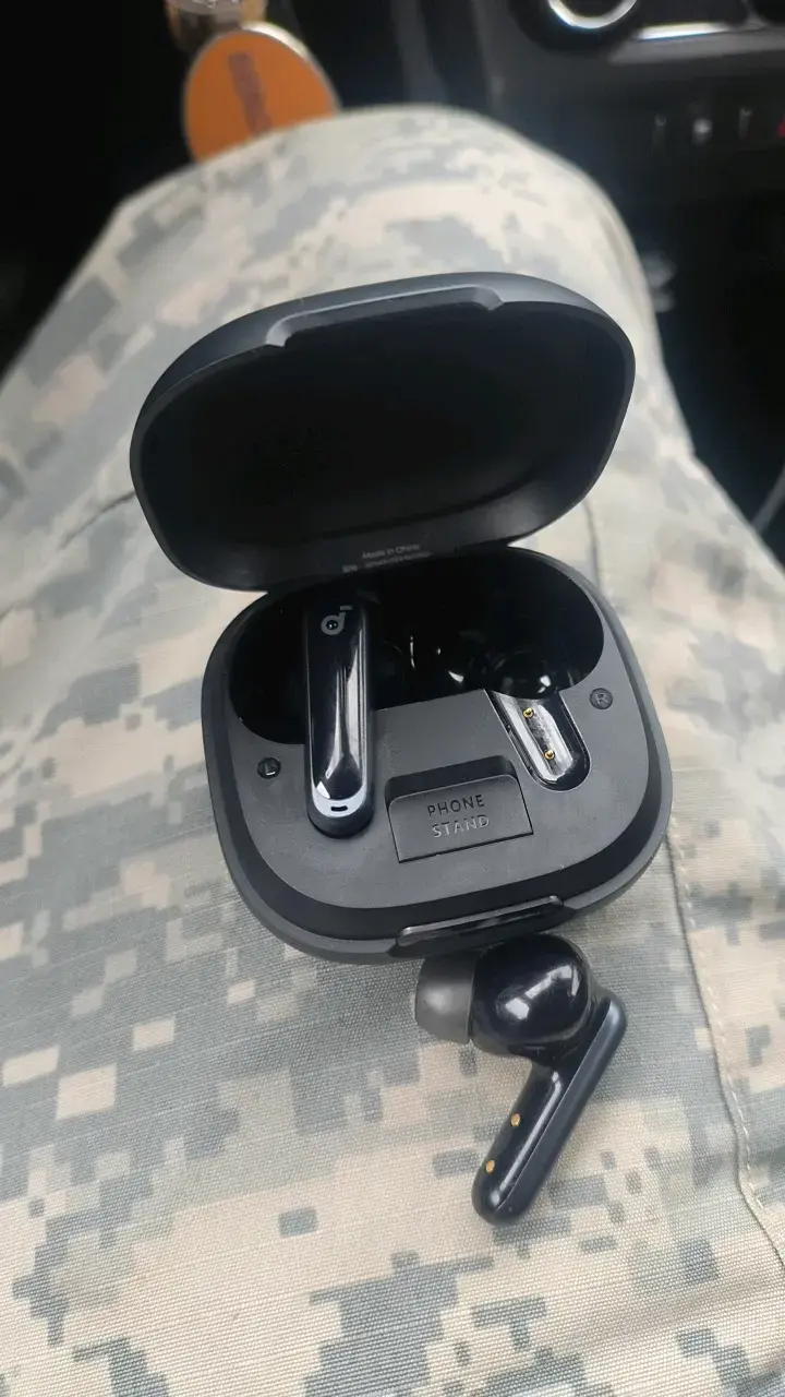 Audífonos inalámbricos Soundcore negros con estuche - 3