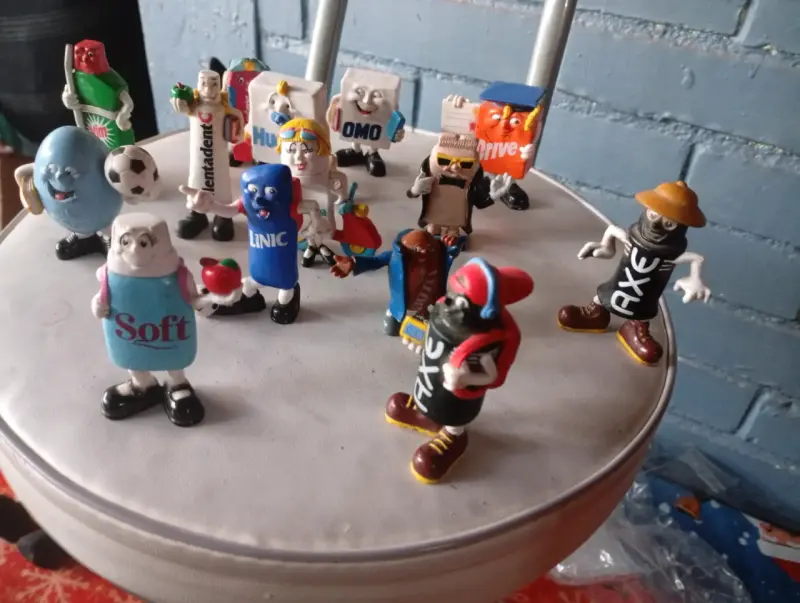 Colección de figuras promocionales de marcas