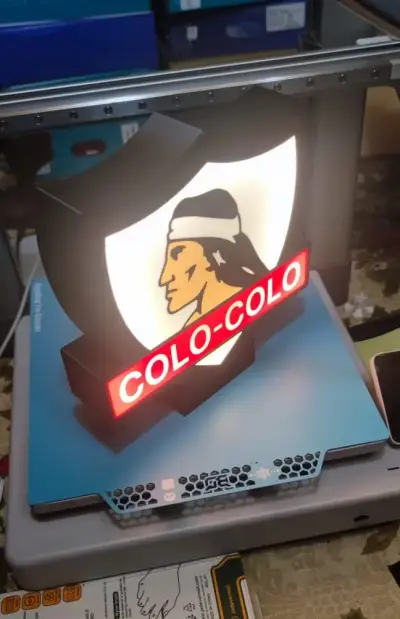 ⚪⚫ Letrero Luminoso Colo-Colo 3D 24 cm – USB 5V | - miniatura 3