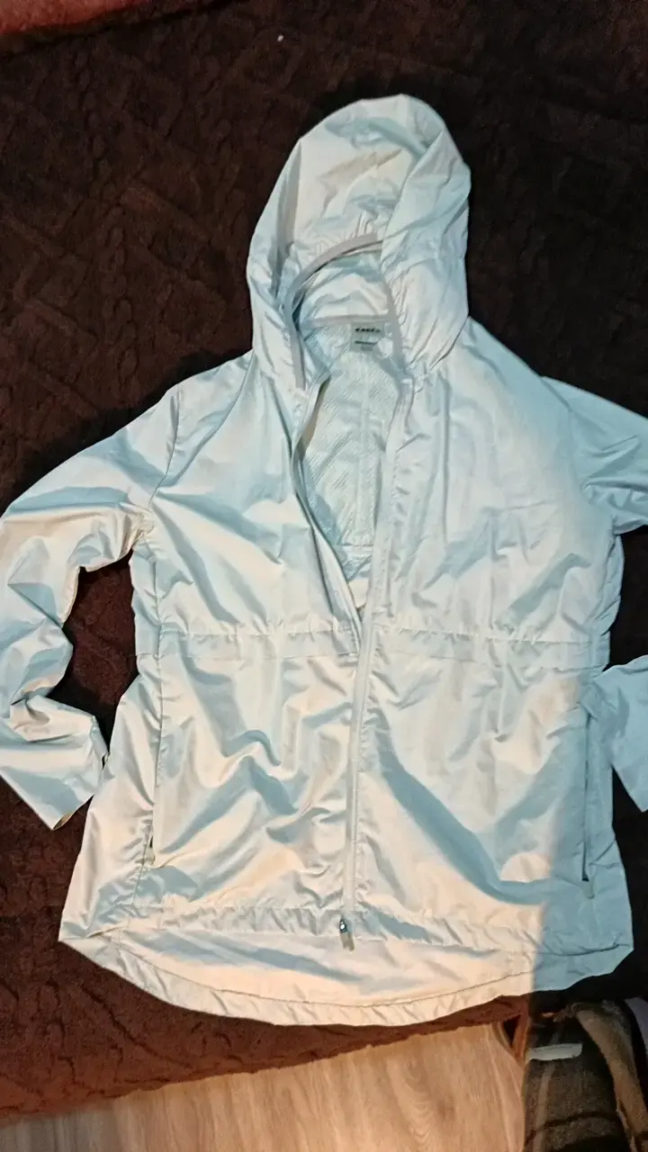 Chaqueta cortaviento verde agua con capucha - 1