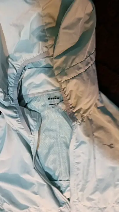 Chaqueta cortaviento verde agua con capucha - miniatura 2