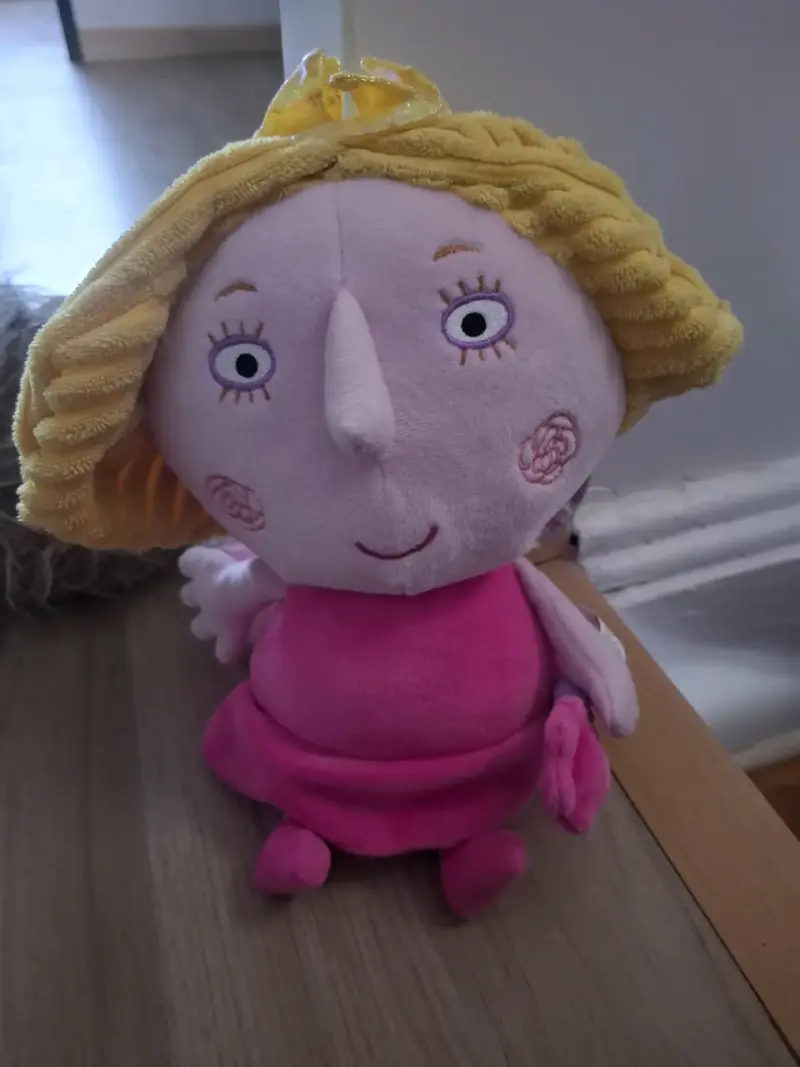 Muñeco de peluche (El pequeño reino de Ben y Holl) - 1