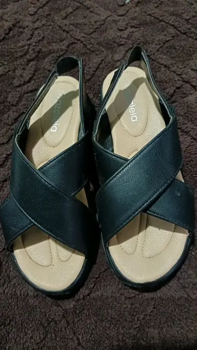 Sandalias negras de cuero para mujer - miniatura 1