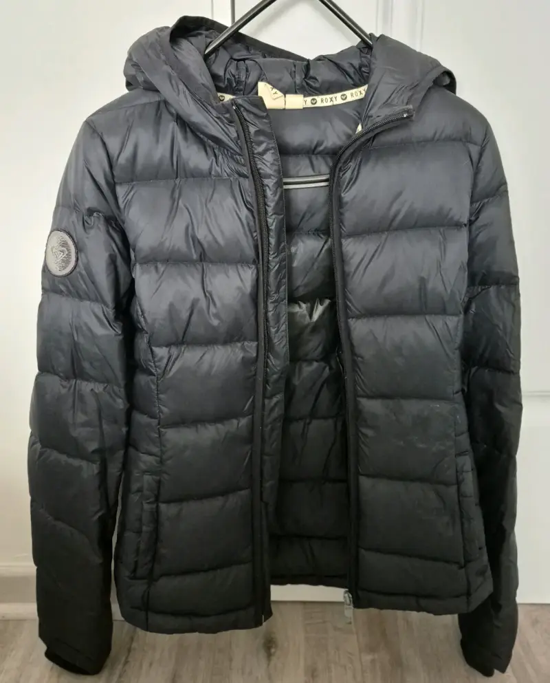 Chaqueta acolchada azul marino con capucha Roxy