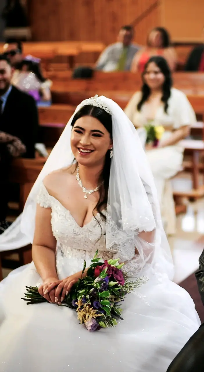 Vestido de Novia Blanco con Encaje y Velo - 1