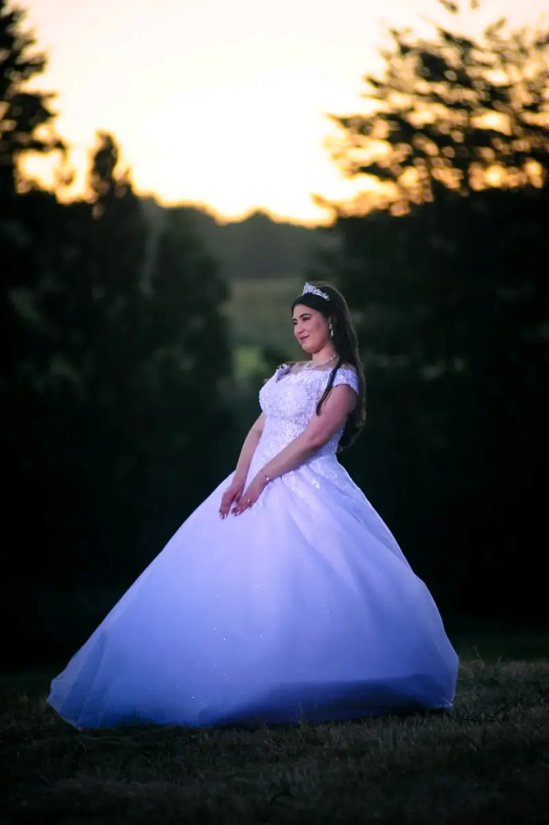 Vestido de Novia Blanco con Encaje y Velo - 2