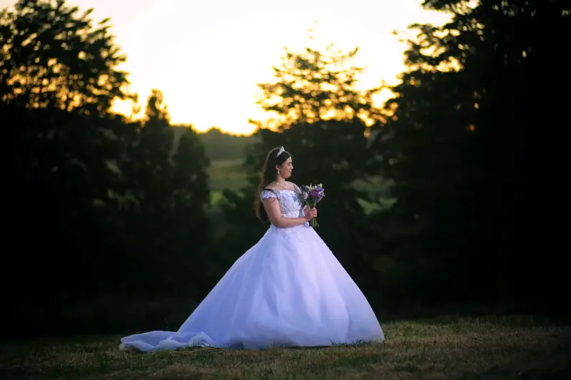 Vestido de Novia Blanco con Encaje y Velo - 3