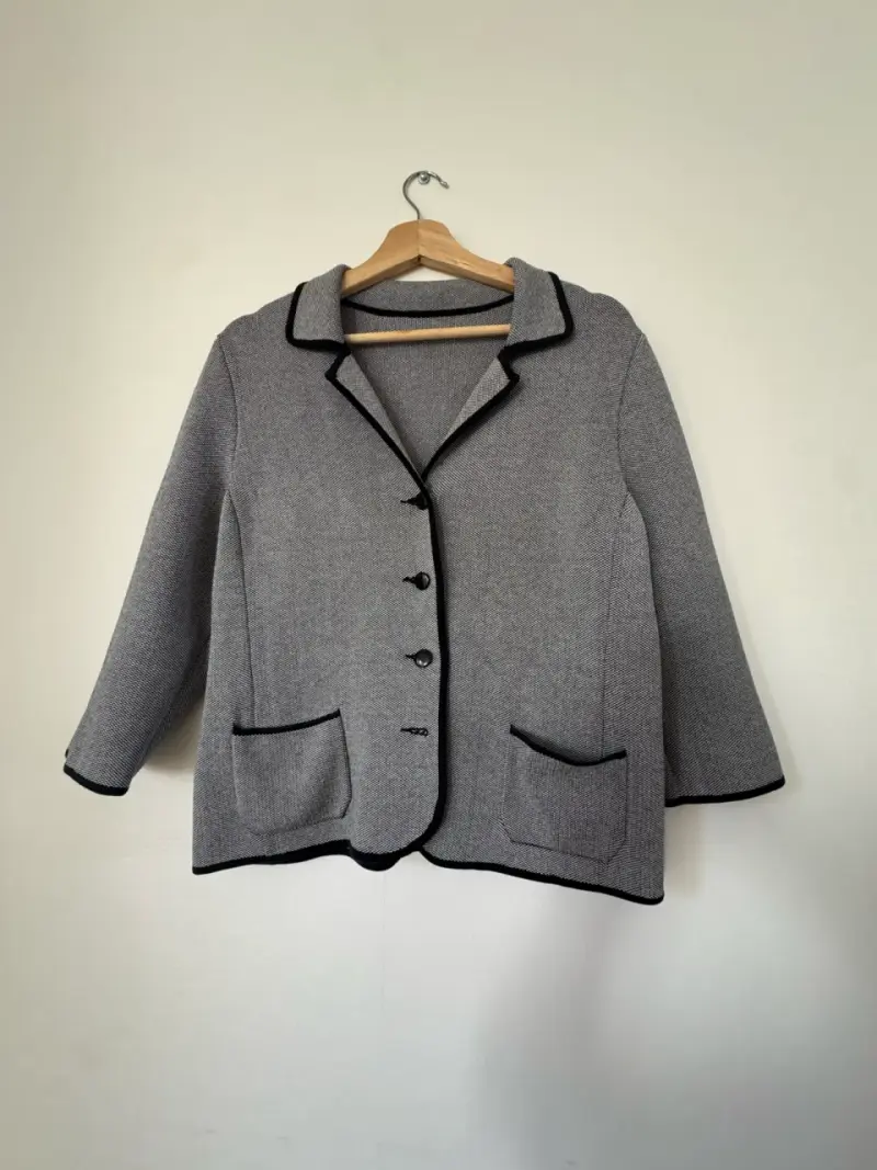 Chaqueta gris con ribetes negros para mujer - 1