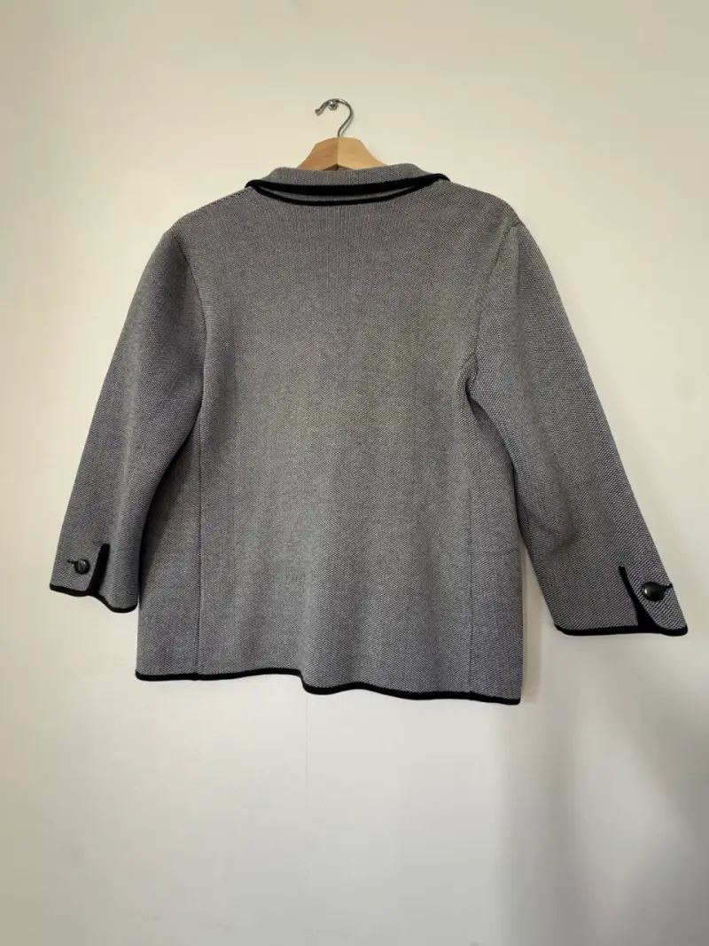 Chaqueta gris con ribetes negros para mujer - 2