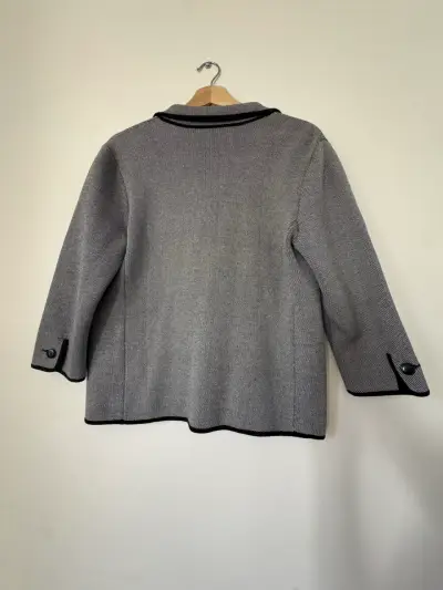 Chaqueta gris con ribetes negros para mujer - miniatura 2