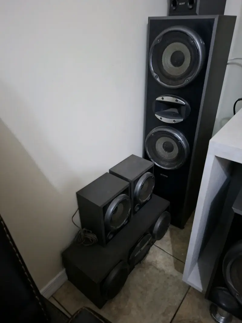 Sistema de sonido Sony con parlantes potentes - 3