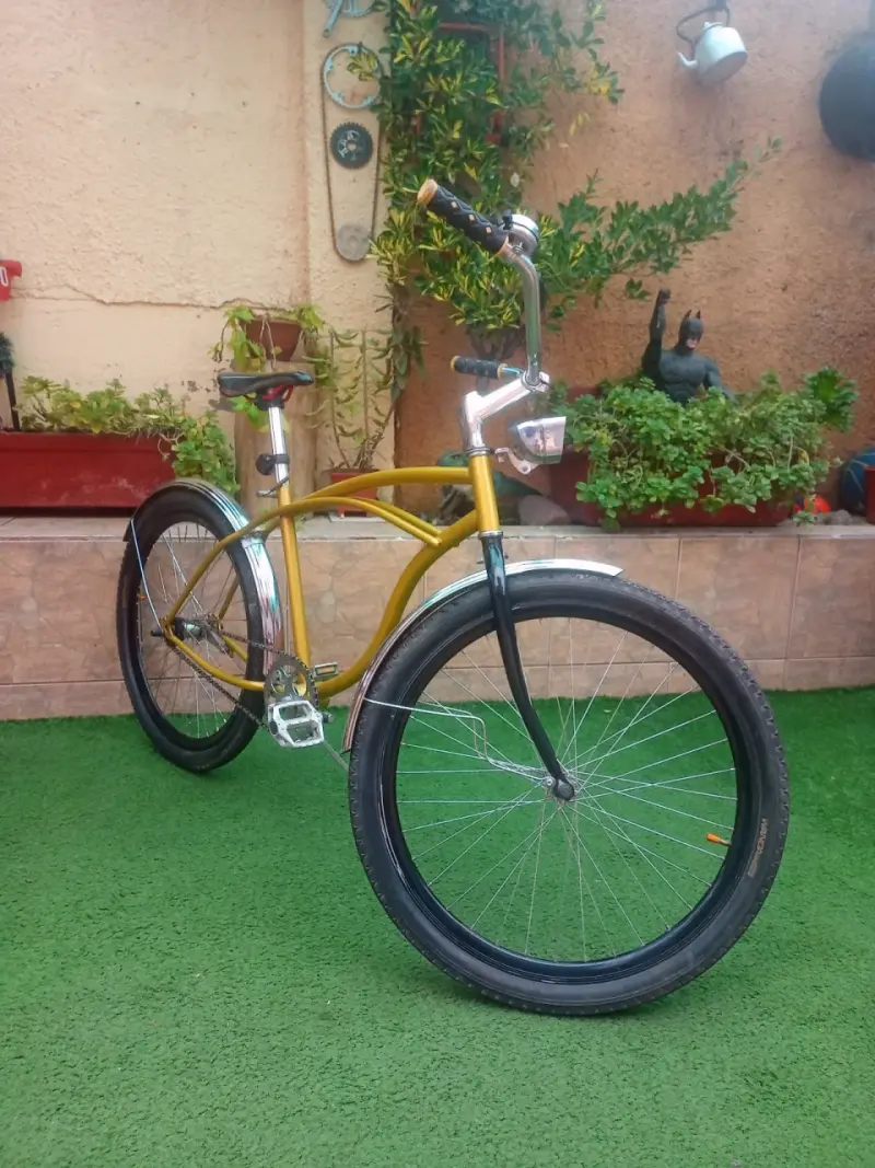 Bicicleta vintage de paseo dorada - 1