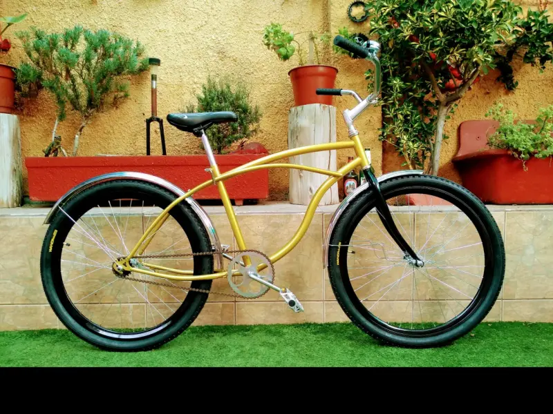 Bicicleta vintage de paseo dorada - 2