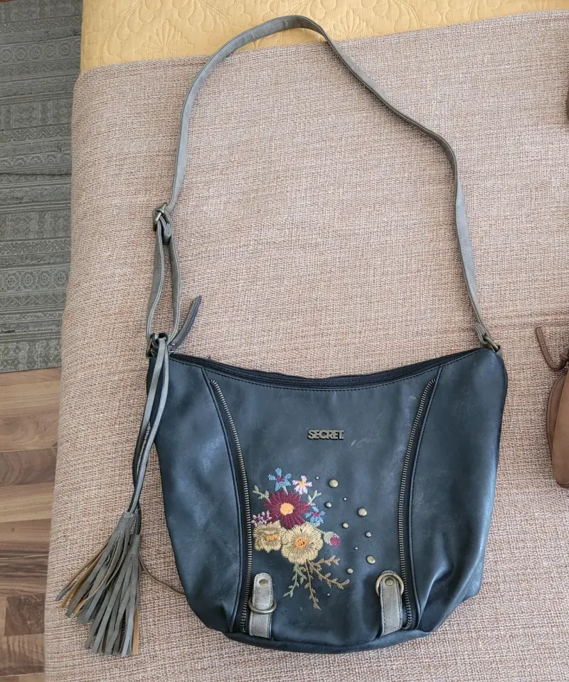 Cartera negra con bordado floral Secret - 1