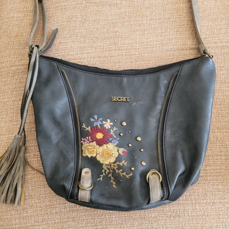 Cartera negra con bordado floral Secret - 2