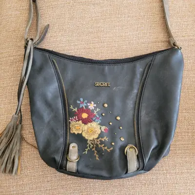 Cartera negra con bordado floral Secret - miniatura 2