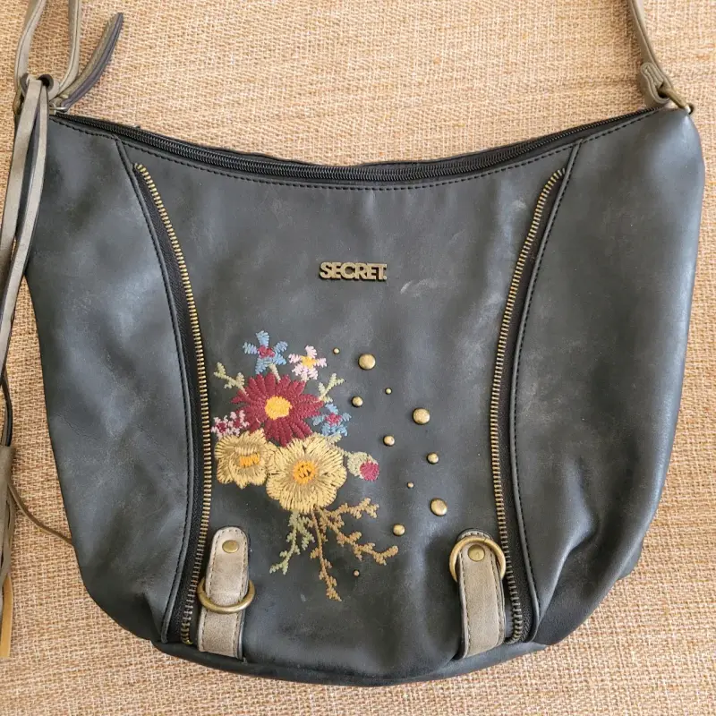 Cartera negra con bordado floral Secret - 3