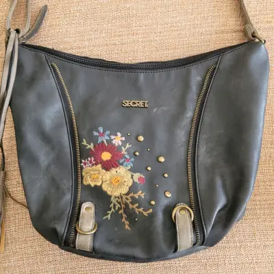 Cartera negra con bordado floral Secret - miniatura 3