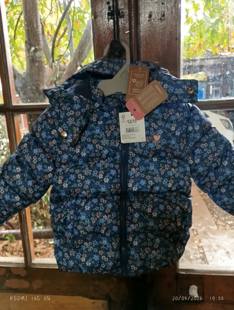 Chaqueta acolchada infantil azul con estampado floral