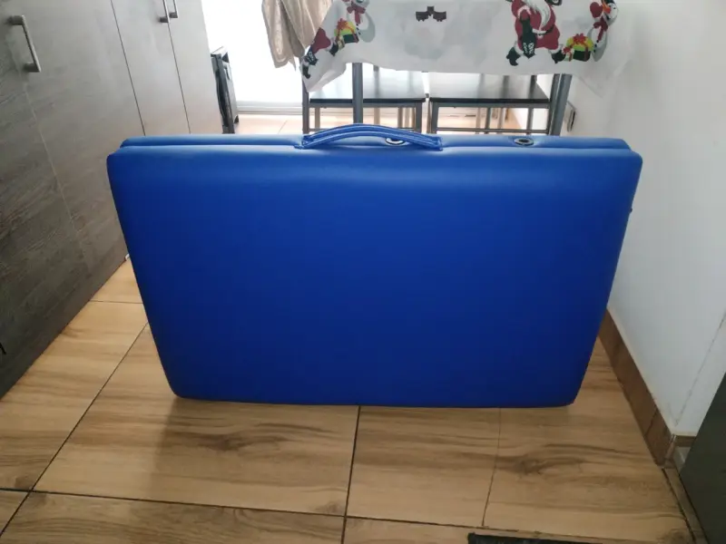 Camilla de masaje plegable azul con patas de madera - 3