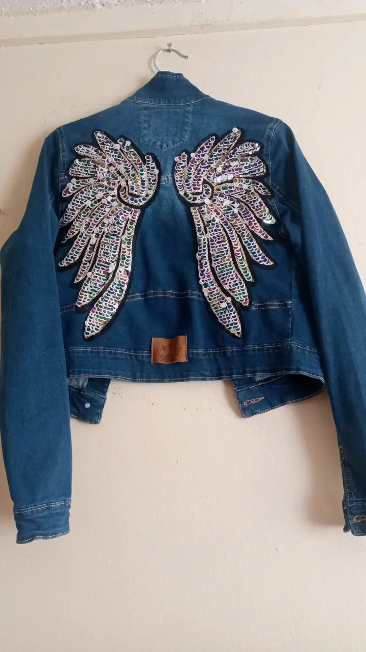 Chaqueta de mezclilla con alas de lentejuelas - 2