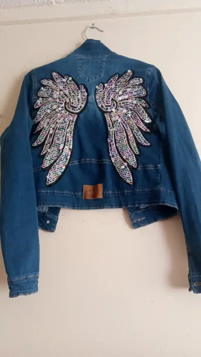Chaqueta de mezclilla con alas de lentejuelas - miniatura 2