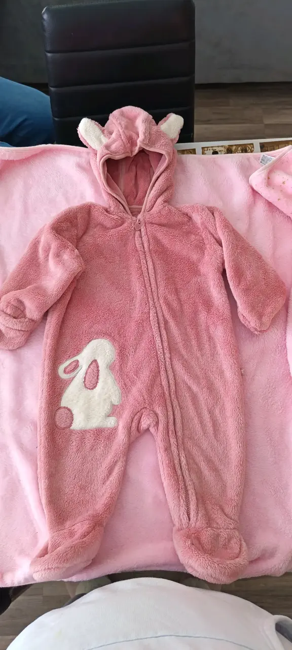 Enterito de bebé rosado con diseño de conejo