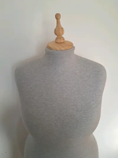Maniquí de costura ajustable gris - miniatura 2