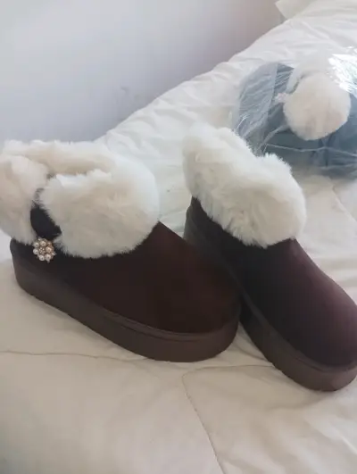 Pantuflas de invierno con forro de felpa y detalle de perlas - miniatura 1