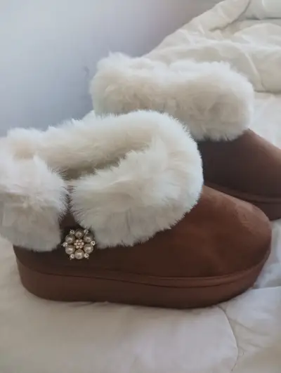 Pantuflas de invierno con forro de felpa y detalle de perlas - miniatura 3