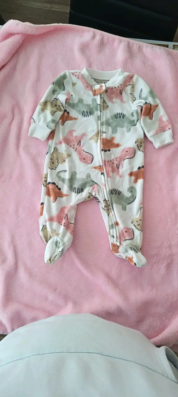 Pijama de bebé con diseño de dinosaurios