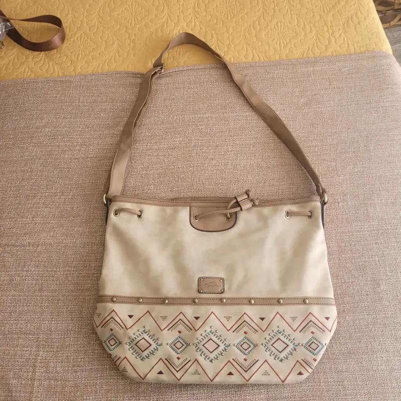 Cartera beige marca Sei con diseño étnico