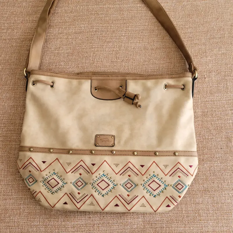 Cartera beige marca Sei con diseño étnico - 2