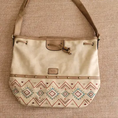 Cartera beige marca Sei con diseño étnico - miniatura 2