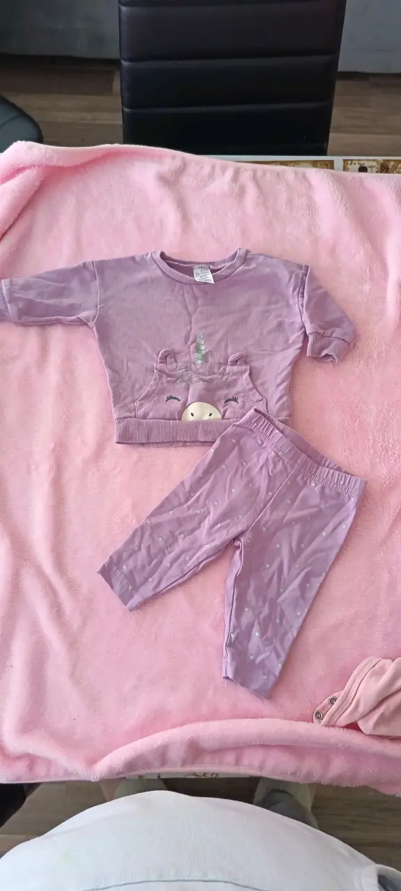 Conjunto de bebé lila con unicornio