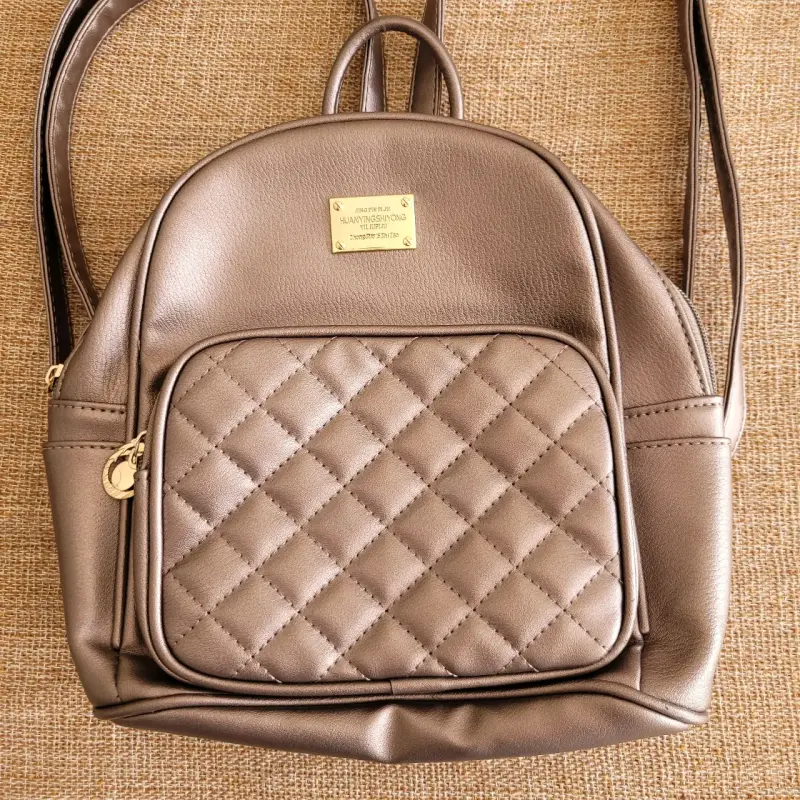 Mochila de cuero sintético color rosa gold marrón
