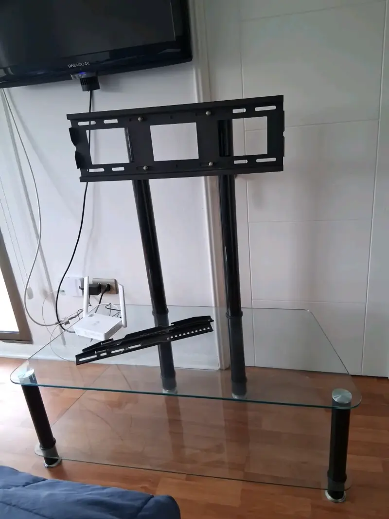 Mesa de vidrio con soporte para TV - 1