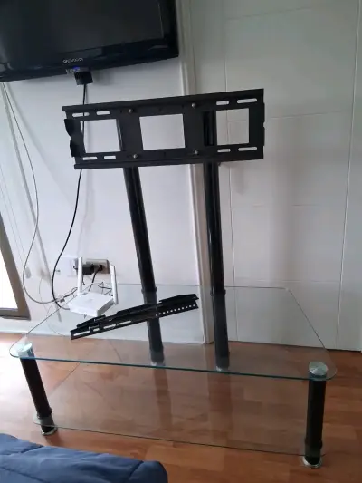 Mesa de vidrio con soporte para TV - miniatura 1