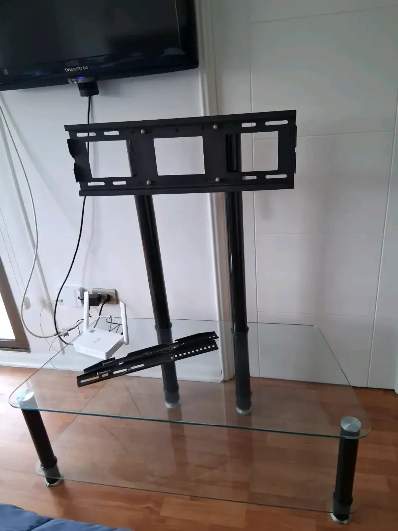 Mesa de vidrio con soporte para TV - 2