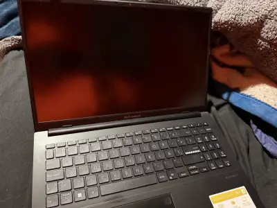 Laptop ASUS Vivobook Ryzen 5 7520U 8GB RAM - miniatura 2