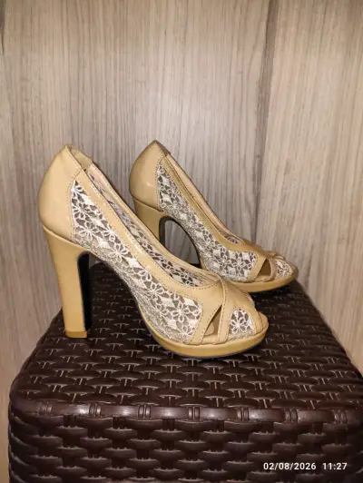 Zapatos de Tacón Beige con Encaje - miniatura 1