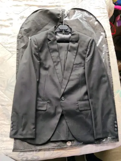 Traje formal negro para hombre con funda - miniatura 2