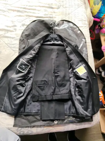 Traje formal negro para hombre con funda - miniatura 4