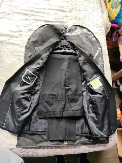 Traje formal negro para hombre con funda - miniatura 5