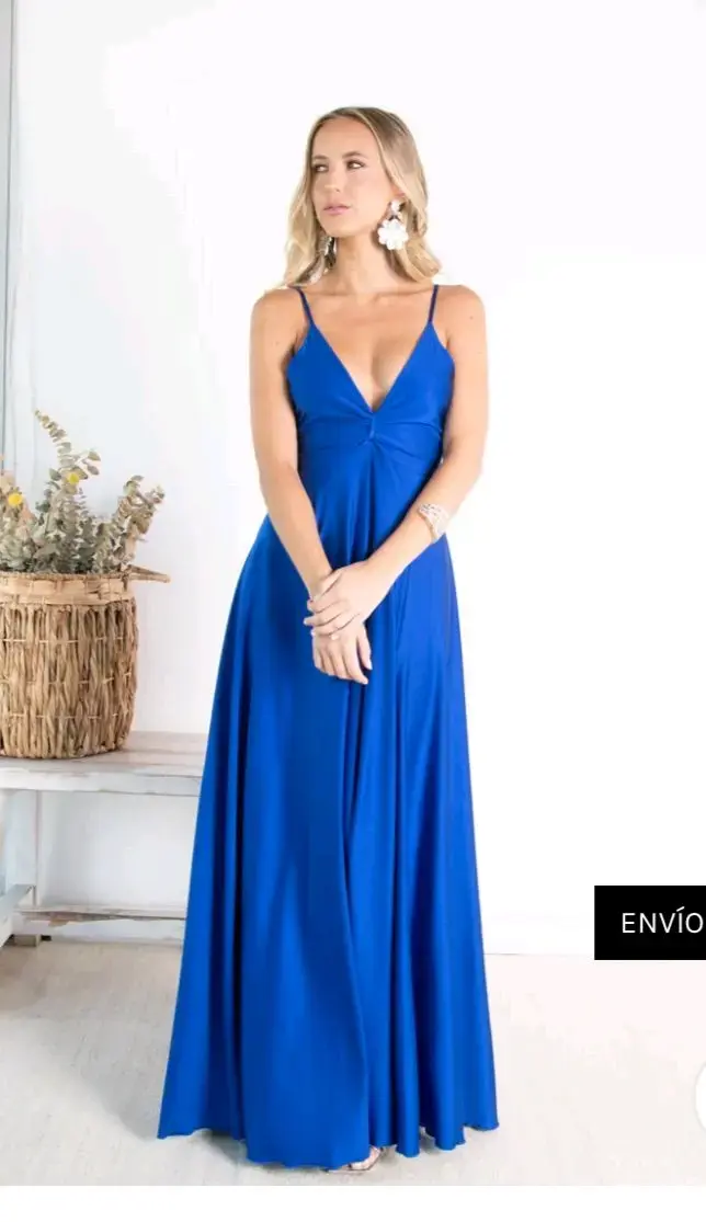 Vestido largo azul con tirantes y abertura
