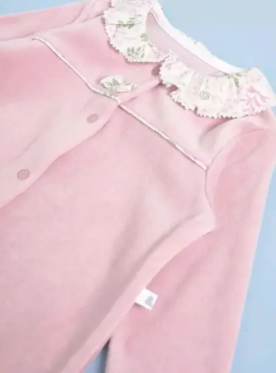 Enterito de bebé rosado con cuello decorativo - miniatura 2