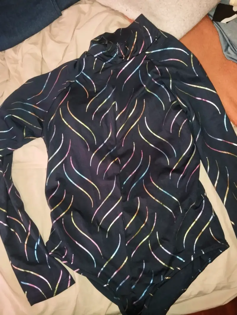 Chaqueta negra con cierre y bolsillos - 2